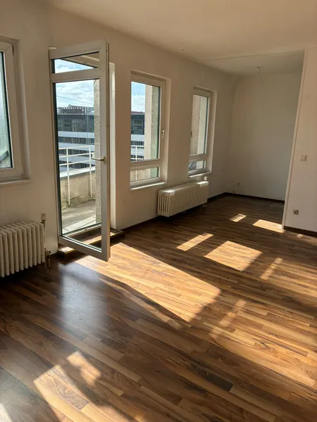 Helle Wohnung mit Balkon, Einbauküche und Wannenbad in zentraler Kreuzberger Lage — photo 1